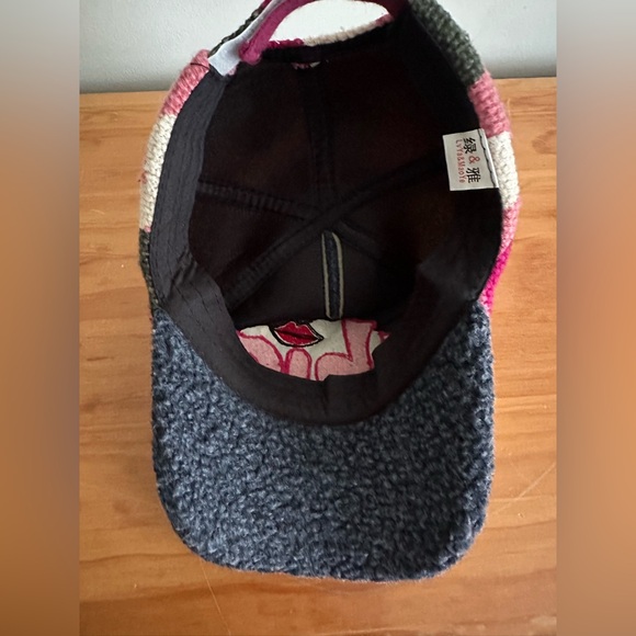 Chic women’s Pom-Pom Hat - Pink and Gray - Picture 5 of 10